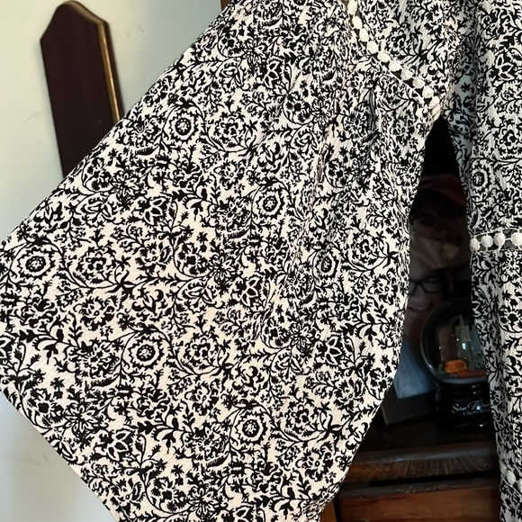 MAURICES Black/Ivory Floral Cold Shoulder Top, w/ Ivory Crochet Trim, Large, GUC - Picture 4 of 6